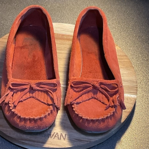 Anthropologie Minnetonka leather Moccasins sz 6.5 beautiful orange color EUC - Picture 4 of 6